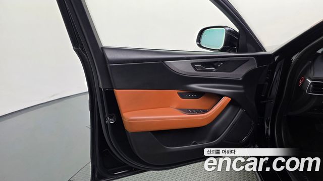 Jaguar XE 2020 — photo 14