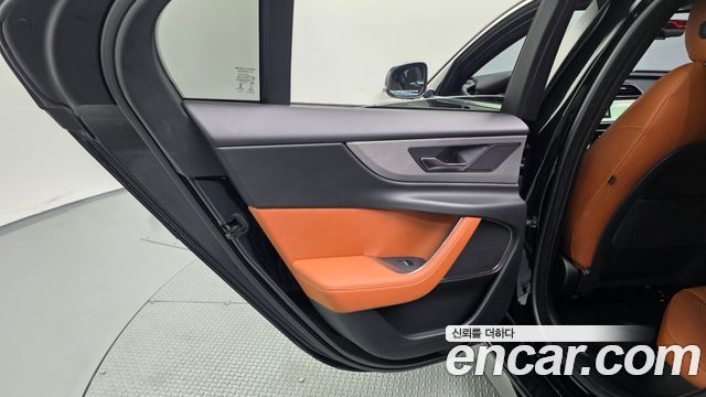 Jaguar XE 2020 — photo 15