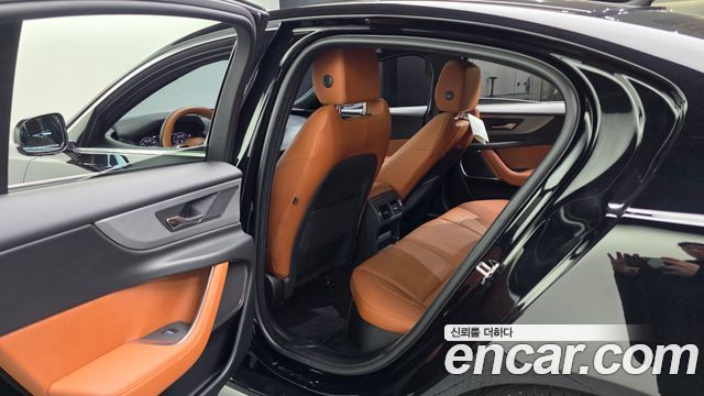 Jaguar XE 2020 — photo 16
