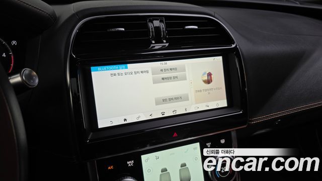 Jaguar XE 2020 — photo 27