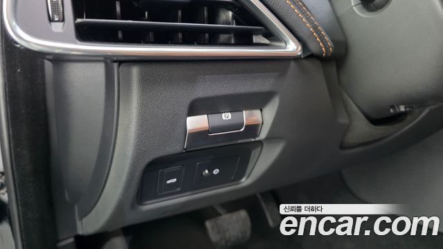 Jaguar XE 2020 — photo 30