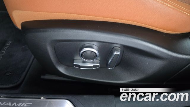Jaguar XE 2020 — photo 31