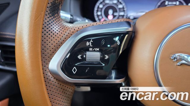 Jaguar XE 2020 — photo 32