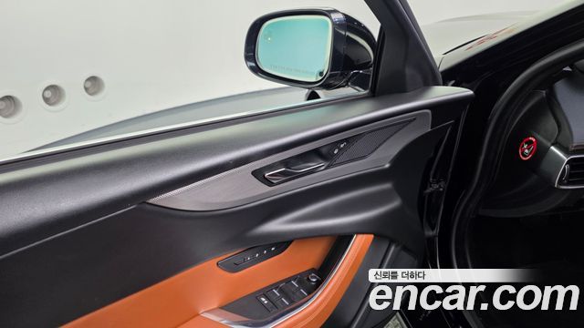 Jaguar XE 2020 — photo 33