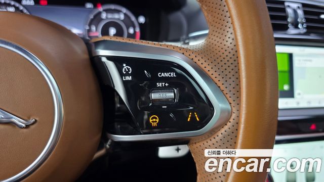 Jaguar XE 2020 — photo 34