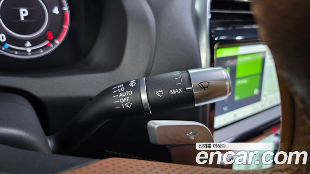 Jaguar XE 2020 — photo 35