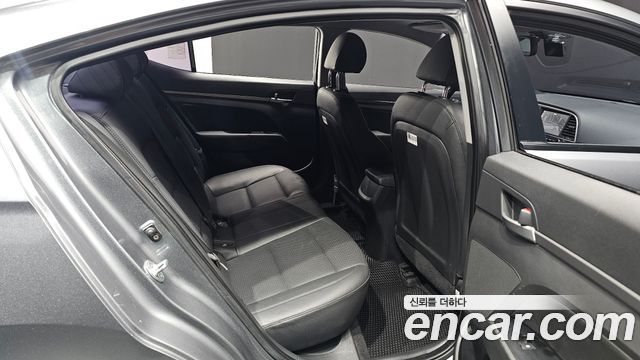 Hyundai AVANTE 2018 — photo 11