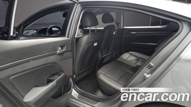 Hyundai AVANTE 2018 — photo 12