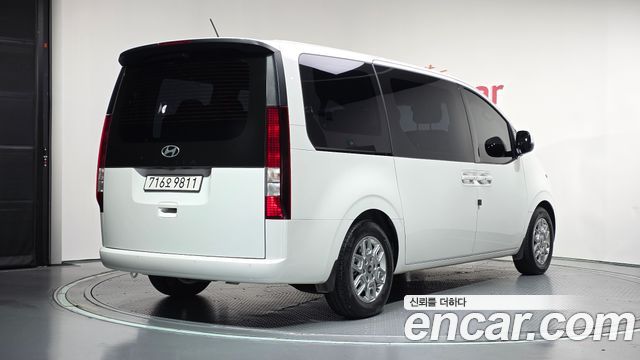Hyundai Staria 2025 — photo 2