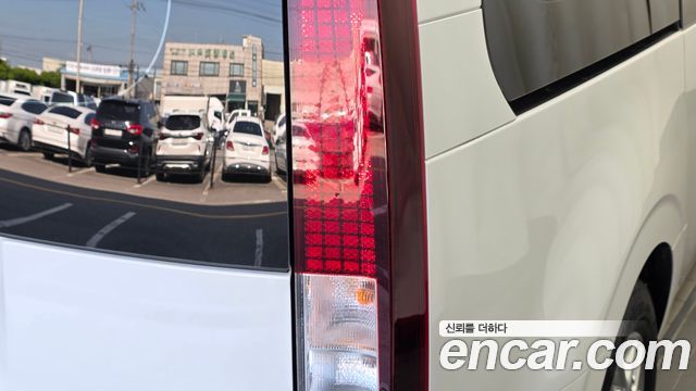 Hyundai Staria 2025 — photo 9