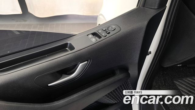 Hyundai Staria 2025 — photo 27