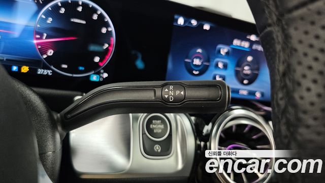 Mercedes-Benz GLB-Class 2025 — photo 12