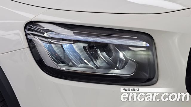 Mercedes-Benz GLB-Class 2025 — photo 8