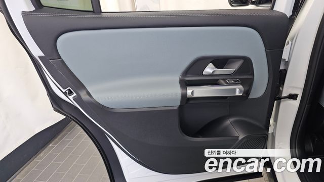 Mercedes-Benz GLB-Class 2025 — photo 15