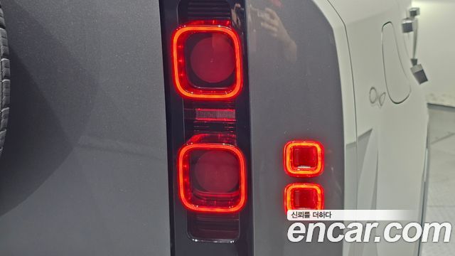 Land Rover Defender 2025 — photo 9