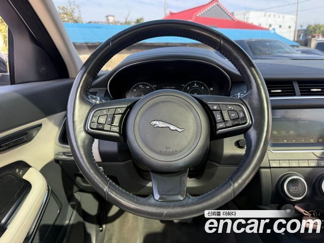 Jaguar E-PACE 2019 — photo 8