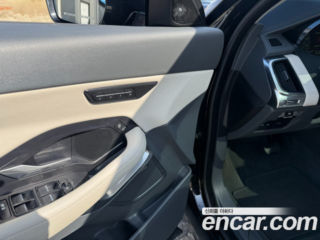 Jaguar E-PACE 2019 — photo 11
