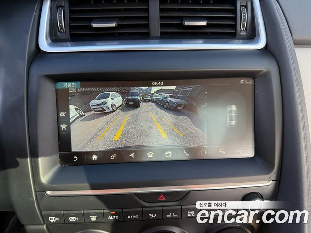 Jaguar E-PACE 2019 — photo 13