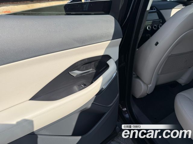 Jaguar E-PACE 2019 — photo 17
