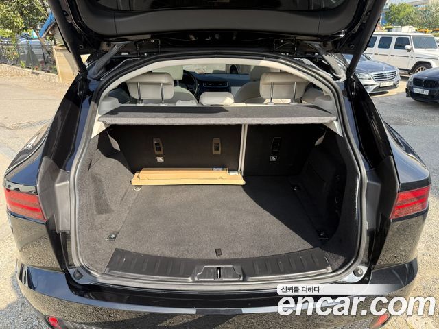 Jaguar E-PACE 2019 — photo 18