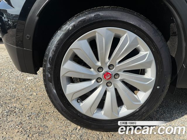 Jaguar E-PACE 2019 — photo 19