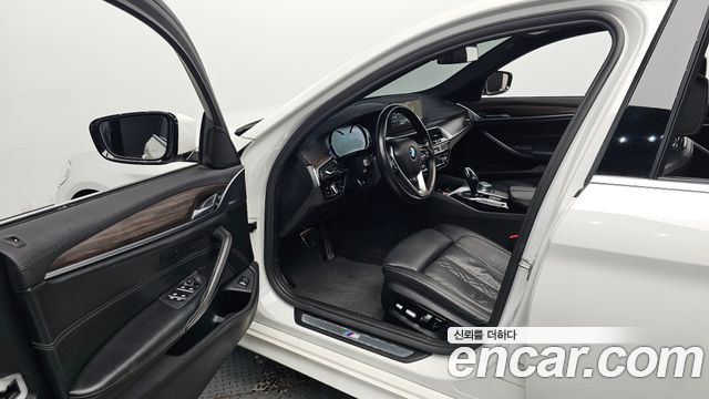 BMW 5-Series 2018 — photo 13