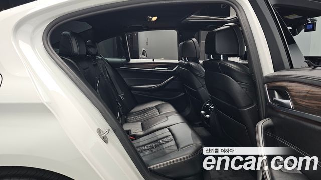 BMW 5-Series 2018 — photo 17