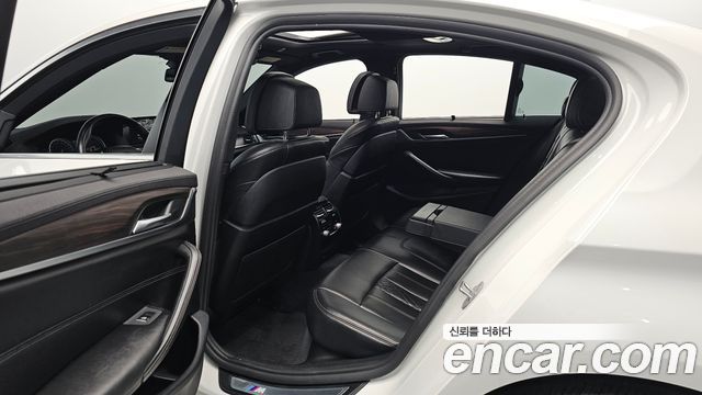 BMW 5-Series 2018 — photo 18