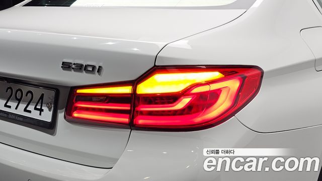 BMW 5-Series 2018 — photo 9