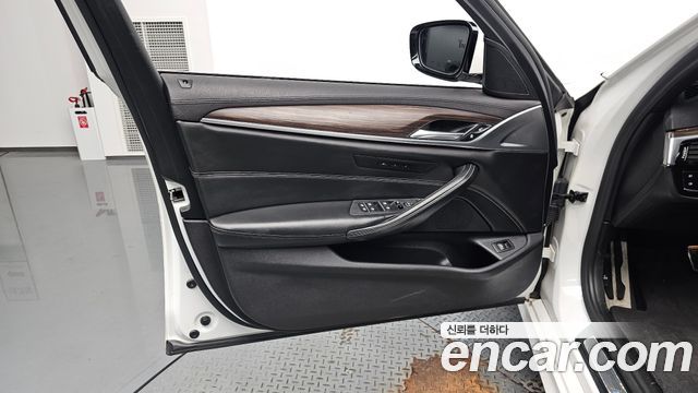 BMW 5-Series 2018 — photo 14