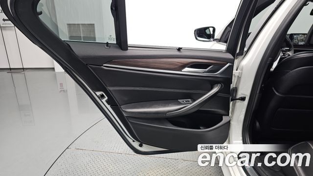 BMW 5-Series 2018 — photo 15