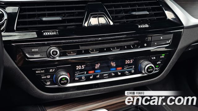 BMW 5-Series 2018 — photo 27