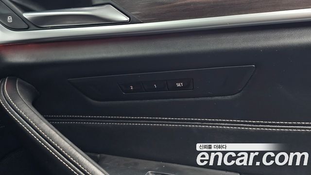 BMW 5-Series 2018 — photo 30