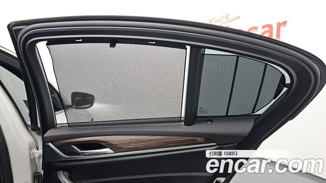 BMW 5-Series 2018 — photo 31