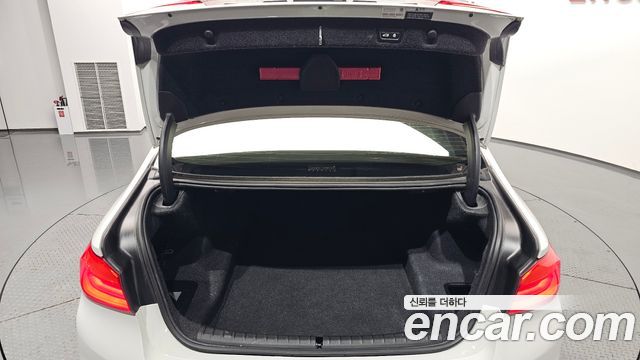 BMW 5-Series 2018 — photo 35