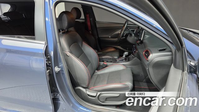Hyundai i30 2018 — photo 16