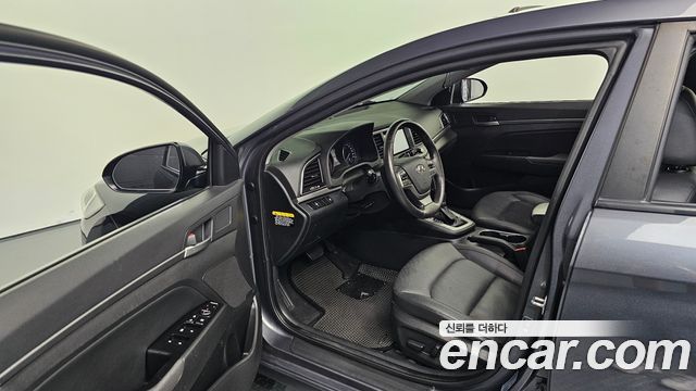Hyundai AVANTE 2017 — photo 10