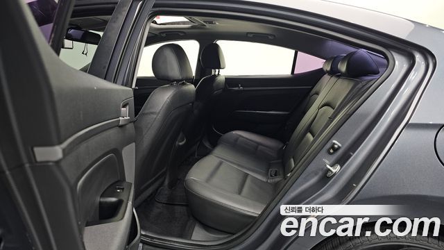 Hyundai AVANTE 2017 — photo 11