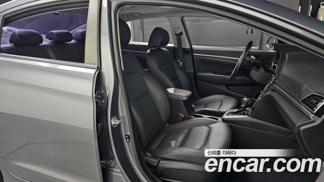 Hyundai AVANTE 2017 — photo 12
