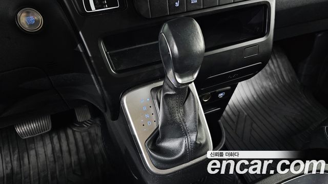 Hyundai Staria 2025 — photo 9