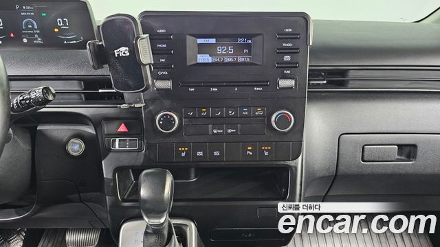 Hyundai Staria 2025 — photo 17