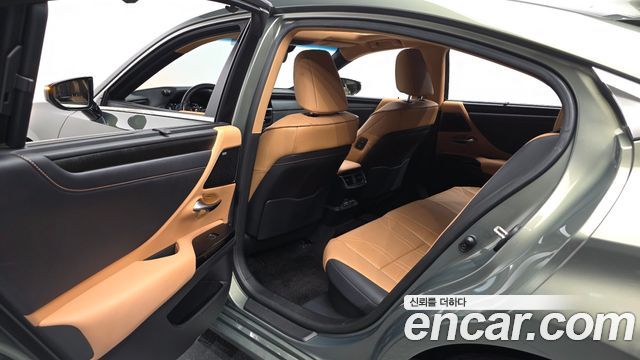 Lexus ES 2024 — photo 16