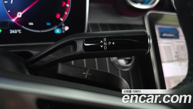 Mercedes-Benz C-Class 2023 — photo 12