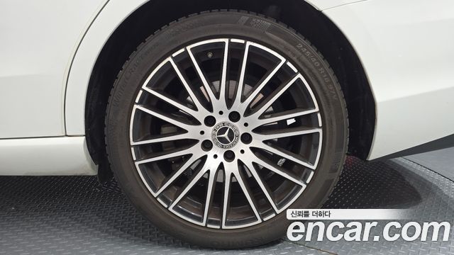 Mercedes-Benz C-Class 2023 — photo 7