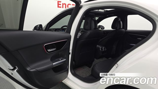 Mercedes-Benz C-Class 2023 — photo 16
