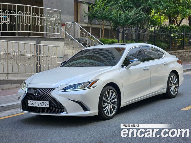 Lexus ES 2019 — photo 1
