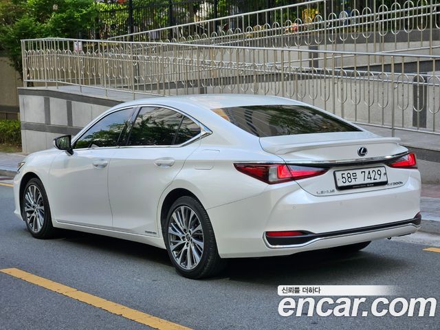 Lexus ES 2019 — photo 3