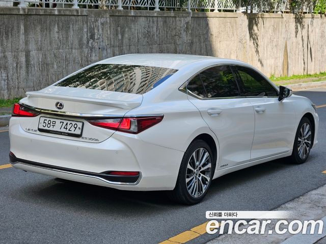 Lexus ES 2019 — photo 4
