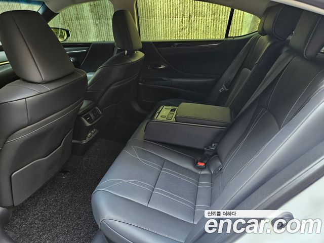 Lexus ES 2019 — photo 6