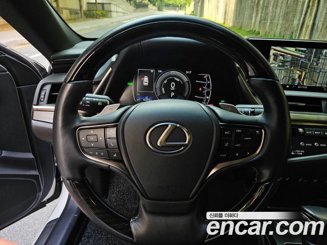 Lexus ES 2019 — photo 8